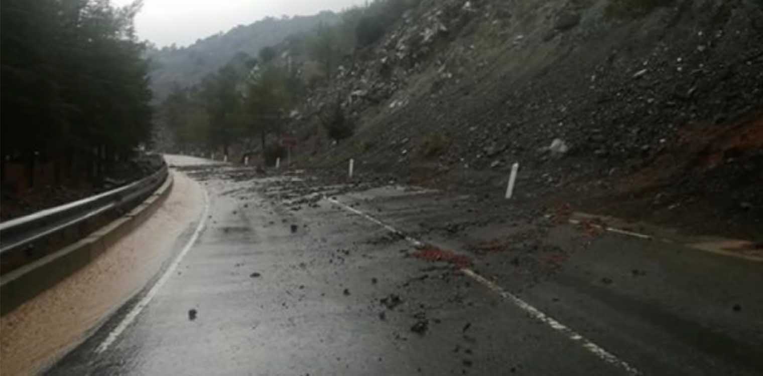Προβλήματα από τις έντονες βροχοπτώσεις - Ανεμοστρόβιλος έπληξε την ορεινή Άρτα