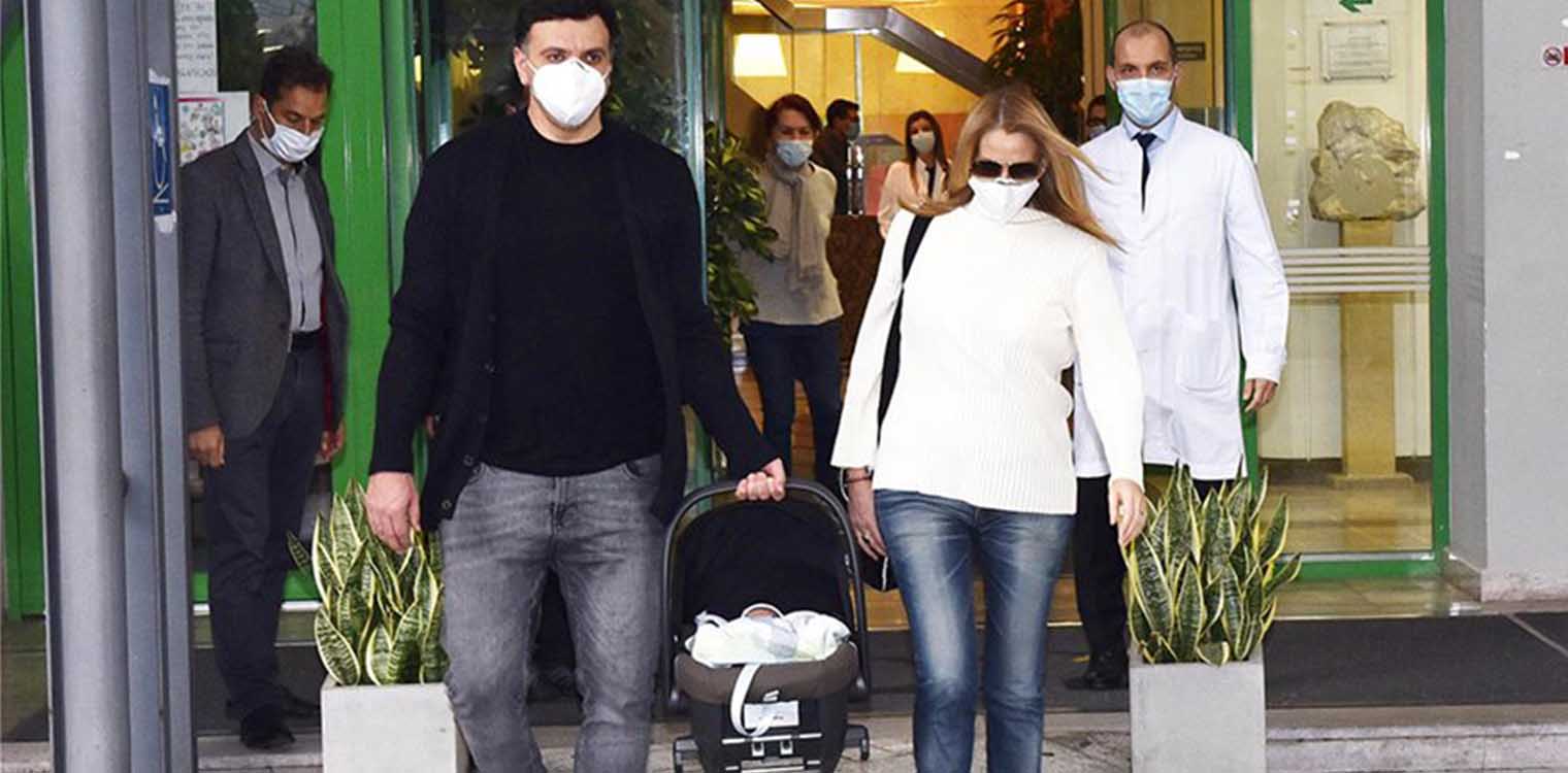 Η Τζένη Μπαλατσινού πήρε εξιτήριο από το μαιευτήριο - Στο πλευρό της ο Βασίλης Κικίλιας