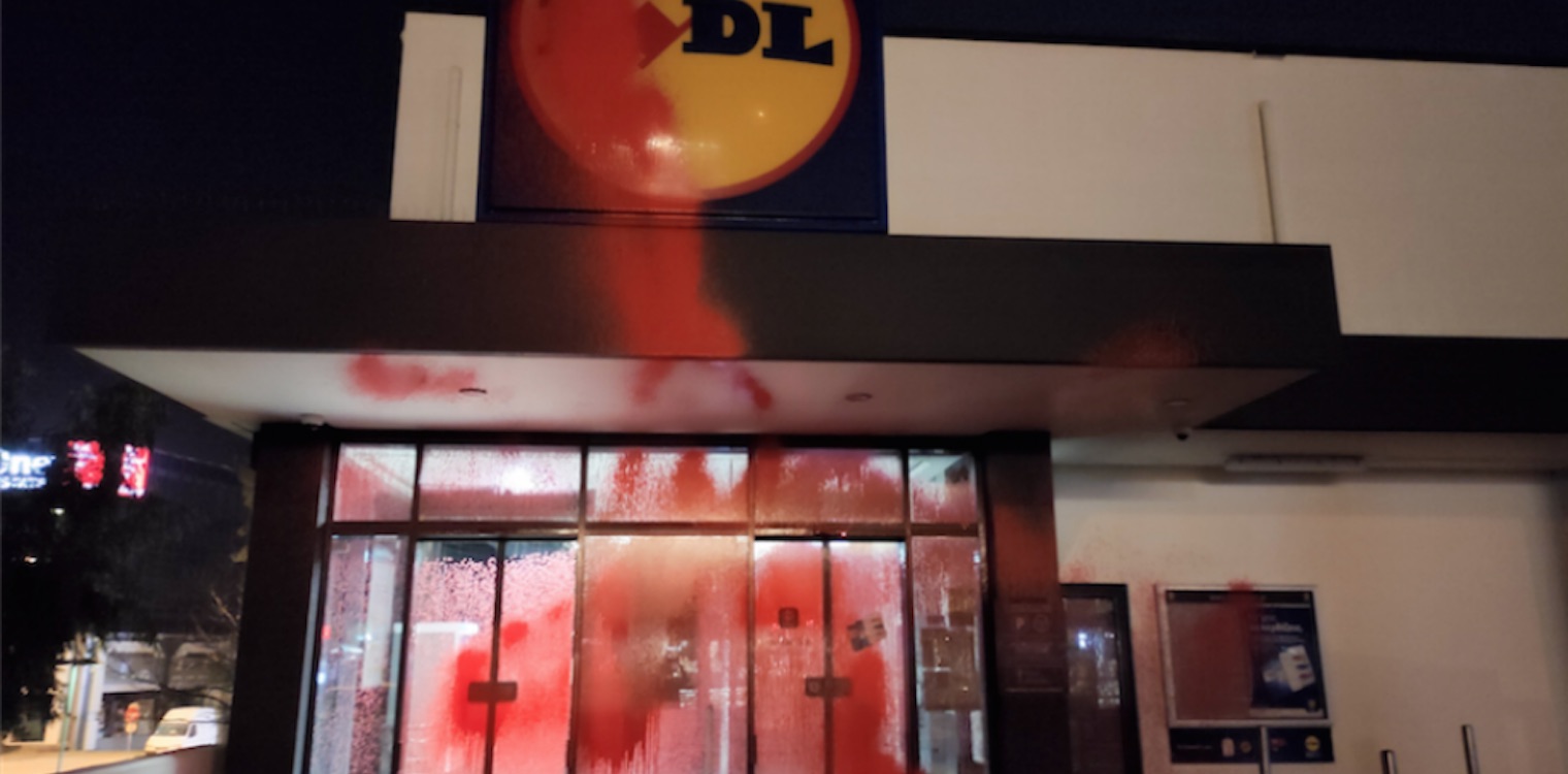 Μπογιές από Ρουβίκωνα σε επτά σουπερμάρκετ αλυσίδας για απόλυση υπαλλήλου στον Πύργο