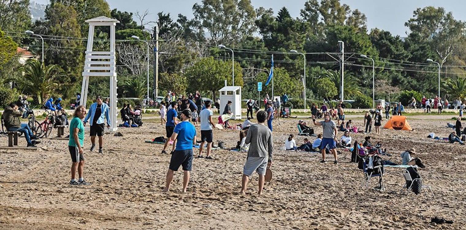 Κορωνοϊός: «Χαμός» σε παραλίες, πάρκα και πλατείες