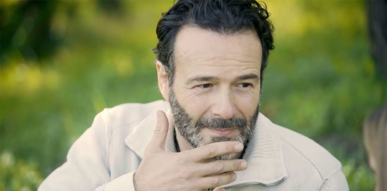 Θανάσης Ευθυμιάδης: Ποζάρει ημίγυμνος στα χιόνια