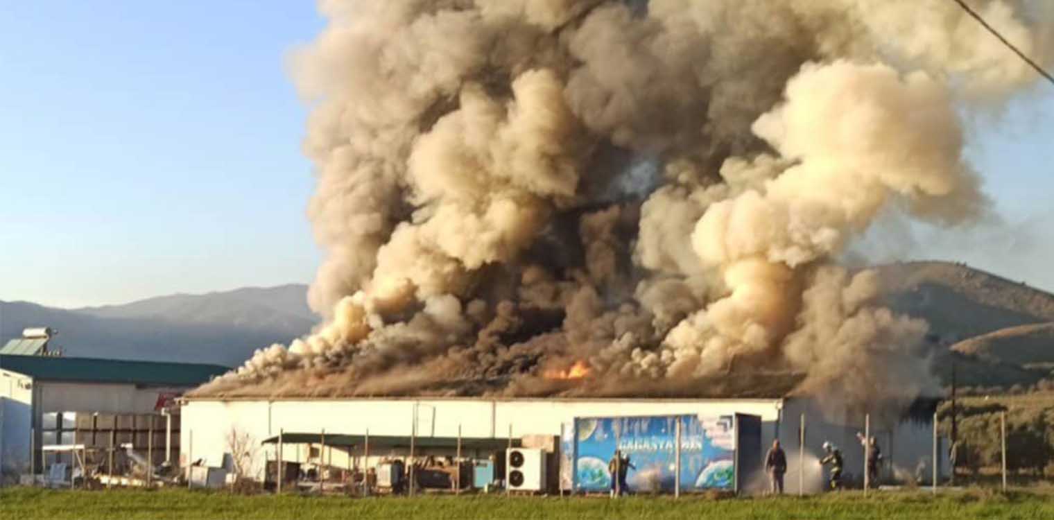 Φωτιά στο εργοστάσιο της "Υφαντής": Κάηκε το κεντρικό κτήριο και μία αποθήκη