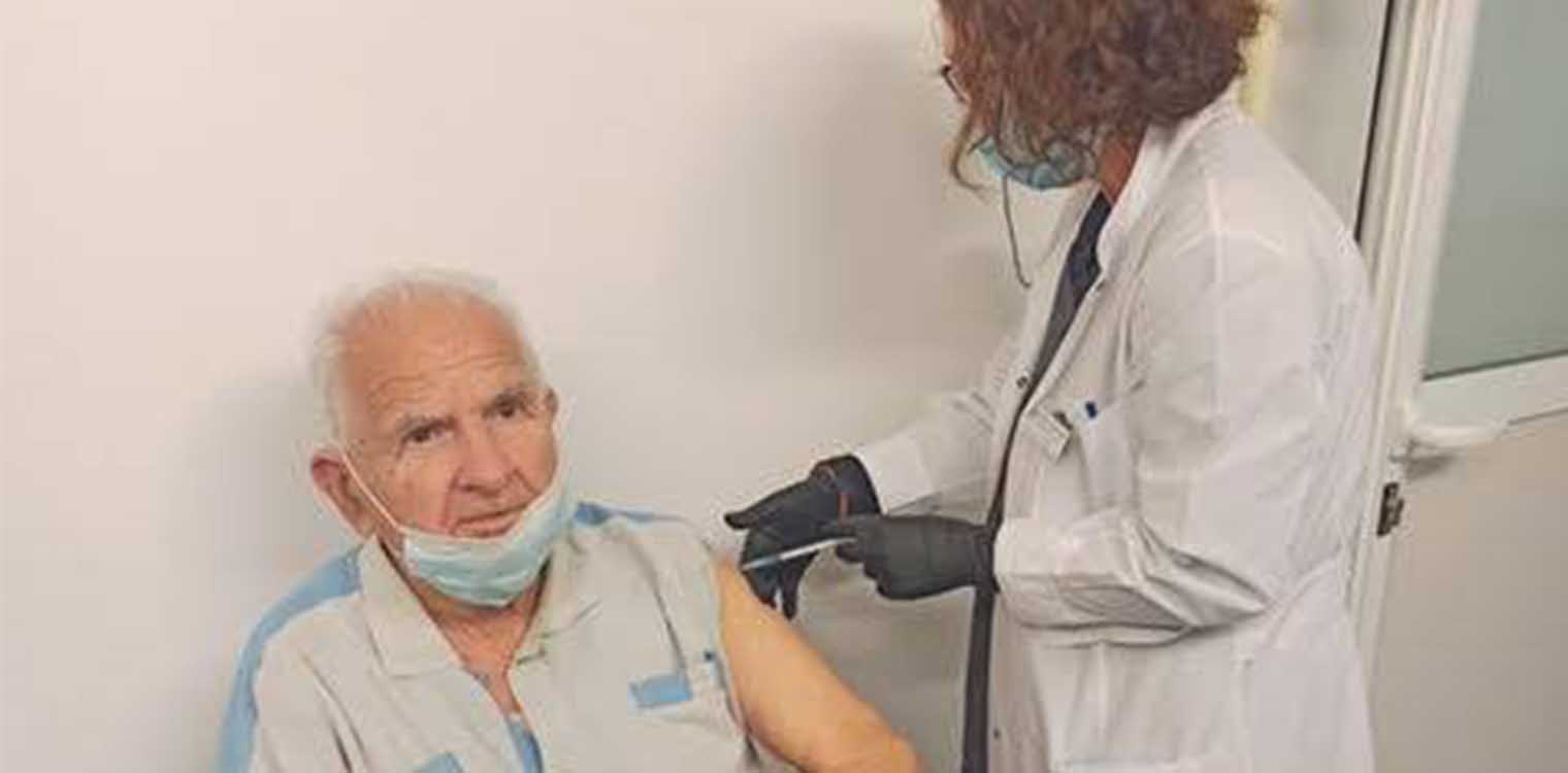 Ρόδος: Εμβολιάστηκε ο τελευταίος επιζών Δωδεκανήσιος Ιερολοχίτης