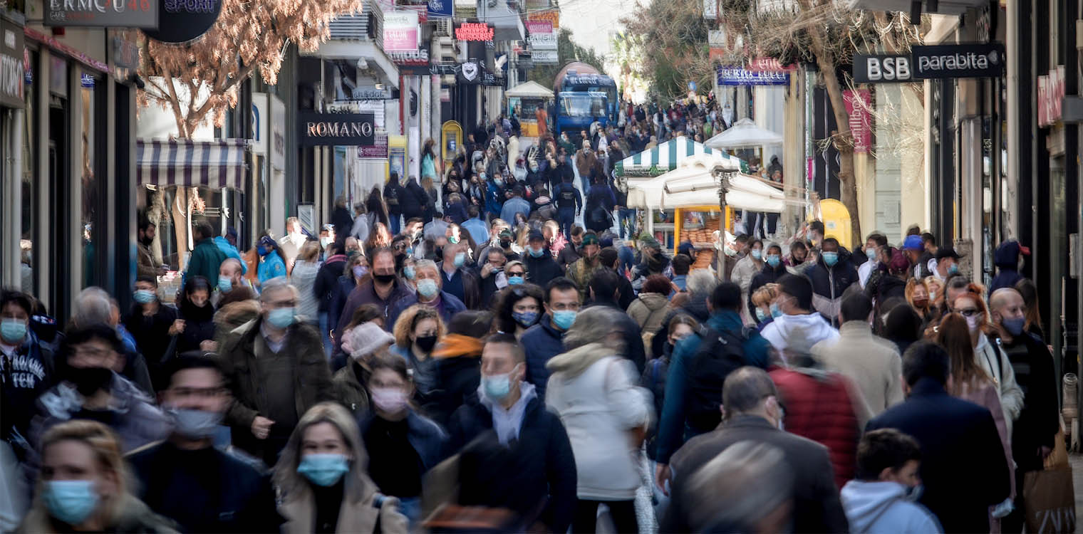 Λιανεμπόριο: Κοσμοσυρροή ξανά στην Ερμού - Ουρές με μάσκες και αποστάσεις.. όπου αυτό είναι δυνατό