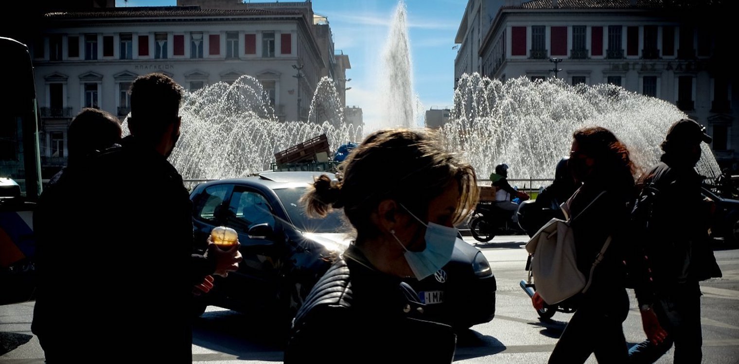 Νέα μέτρα: Μετακίνηση εκτός νομού στο τραπέζι - Κλειδώνουν οι μάσκες παντού