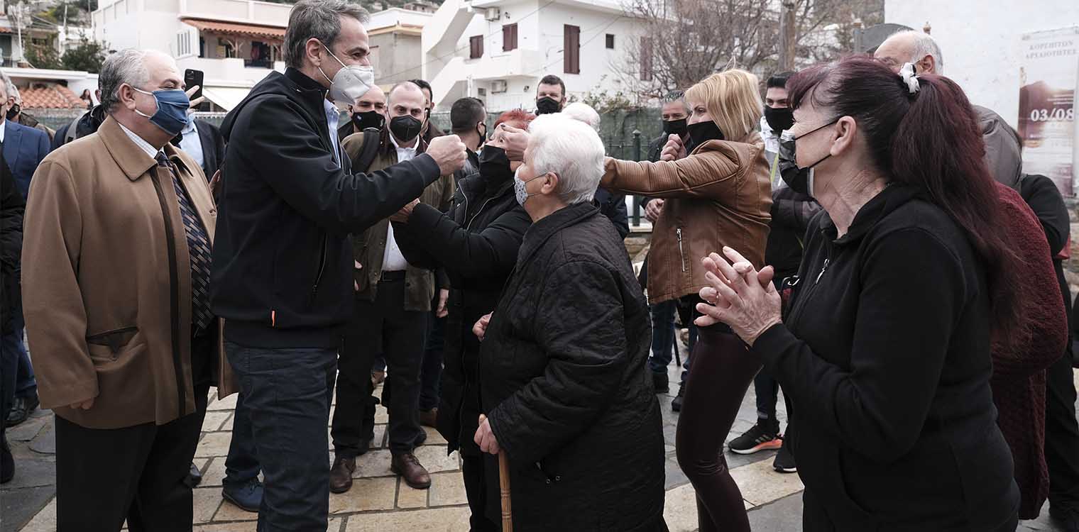 Σε Φούρνους και Ικαρία ο Μητσοτάκης: Εμβολιασμοί για όλους στα μικρά και ακριτικά νησιά