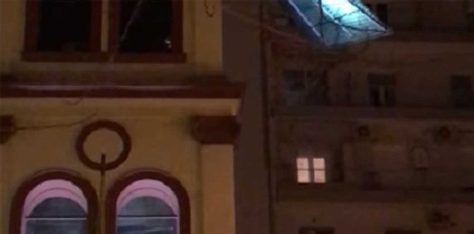 Κακοκαιρία στη Θεσσαλονίκη: Ξηλώθηκε στέγαστρο από τον άνεμο και έπεσε πάνω σε ναό (photo - video)