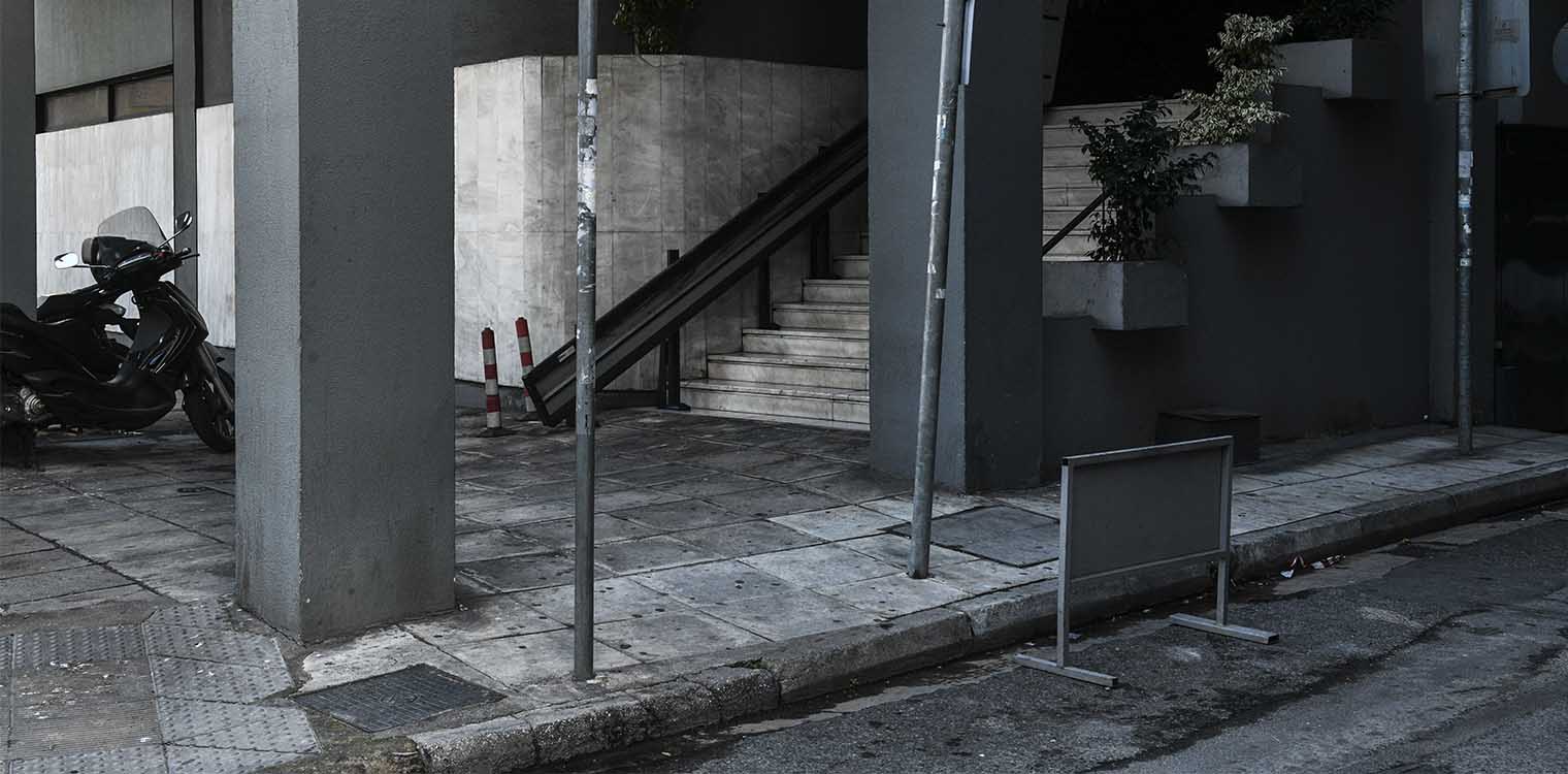 Εκρηξη από γκαζάκια τα ξημερώματα στην είσοδο κτιρίου στο Παγκράτι όπου στεγάζονται τα γραφεία 3 εφημερίδων