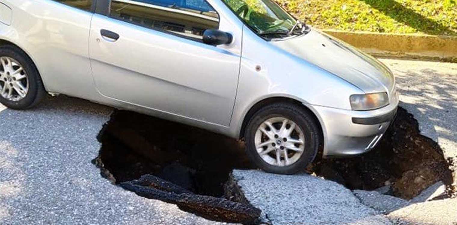 Αγρίνιο: Η άσφαλτος «κατάπιε»... αυτοκίνητο (photo)