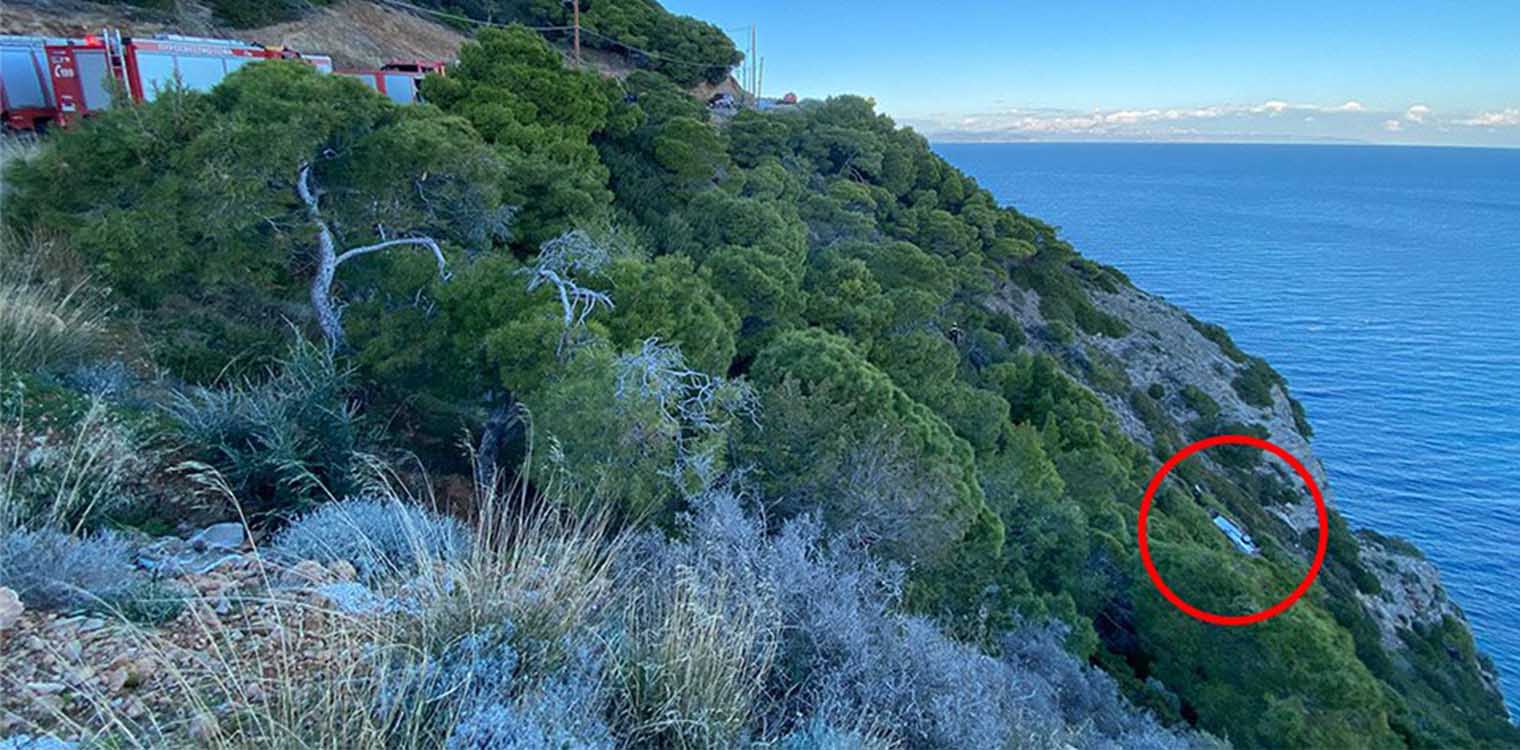 Κερατέα: Ανασύρθηκε χωρίς τις αισθήσεις του ο οδηγός του αυτοκινήτου που έπεσε στον γκρεμό