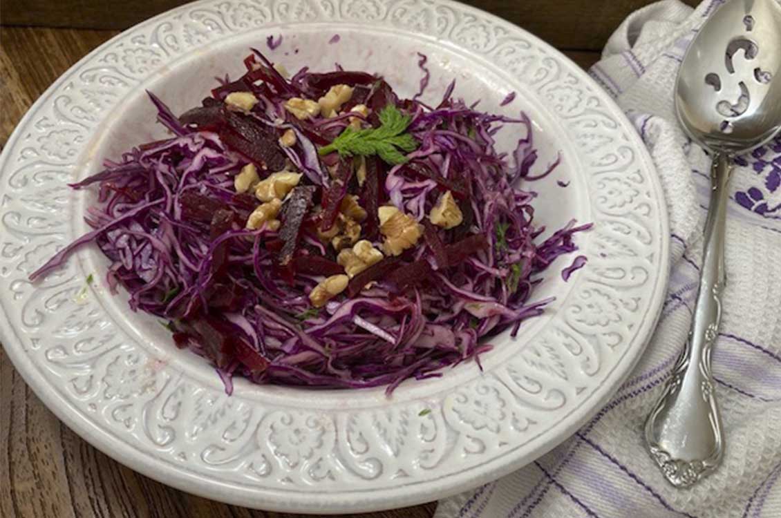 Σαλάτα με μωβ λάχανο, παντζάρι και dressing γιαουρτιού