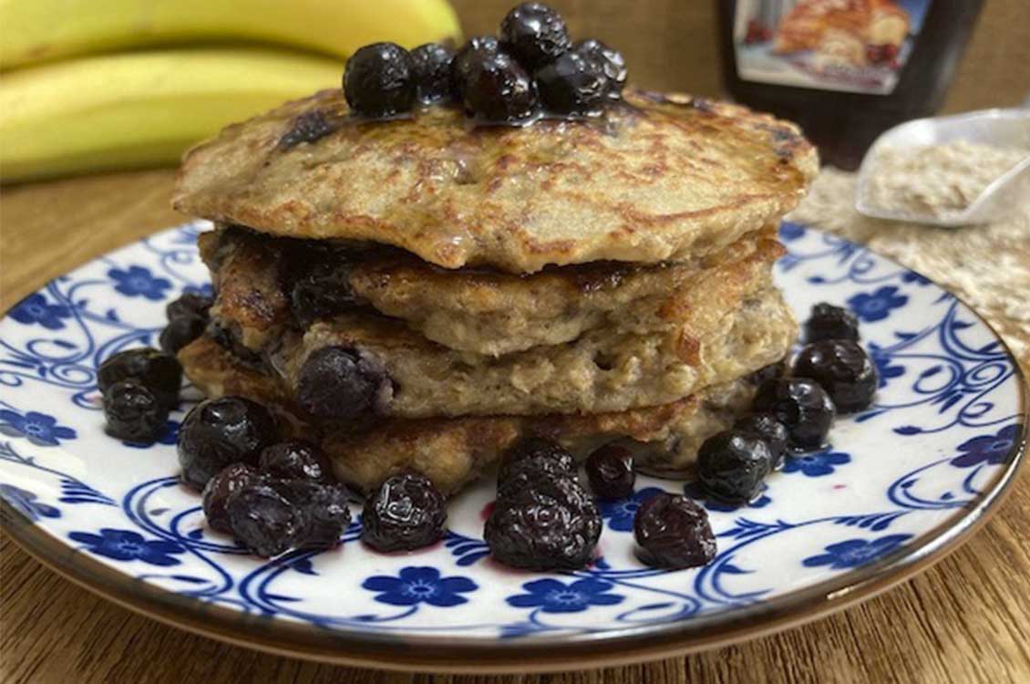 Pancakes βρώμης με μπανάνα και μύρτιλα (blueberries)