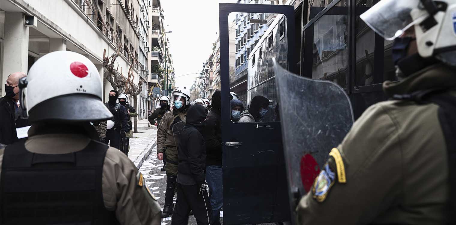 60 προσαγωγές από την αστυνομία μετά τη συγκέντρωση στο υπ. Υγείας για τον Κουφοντίνα