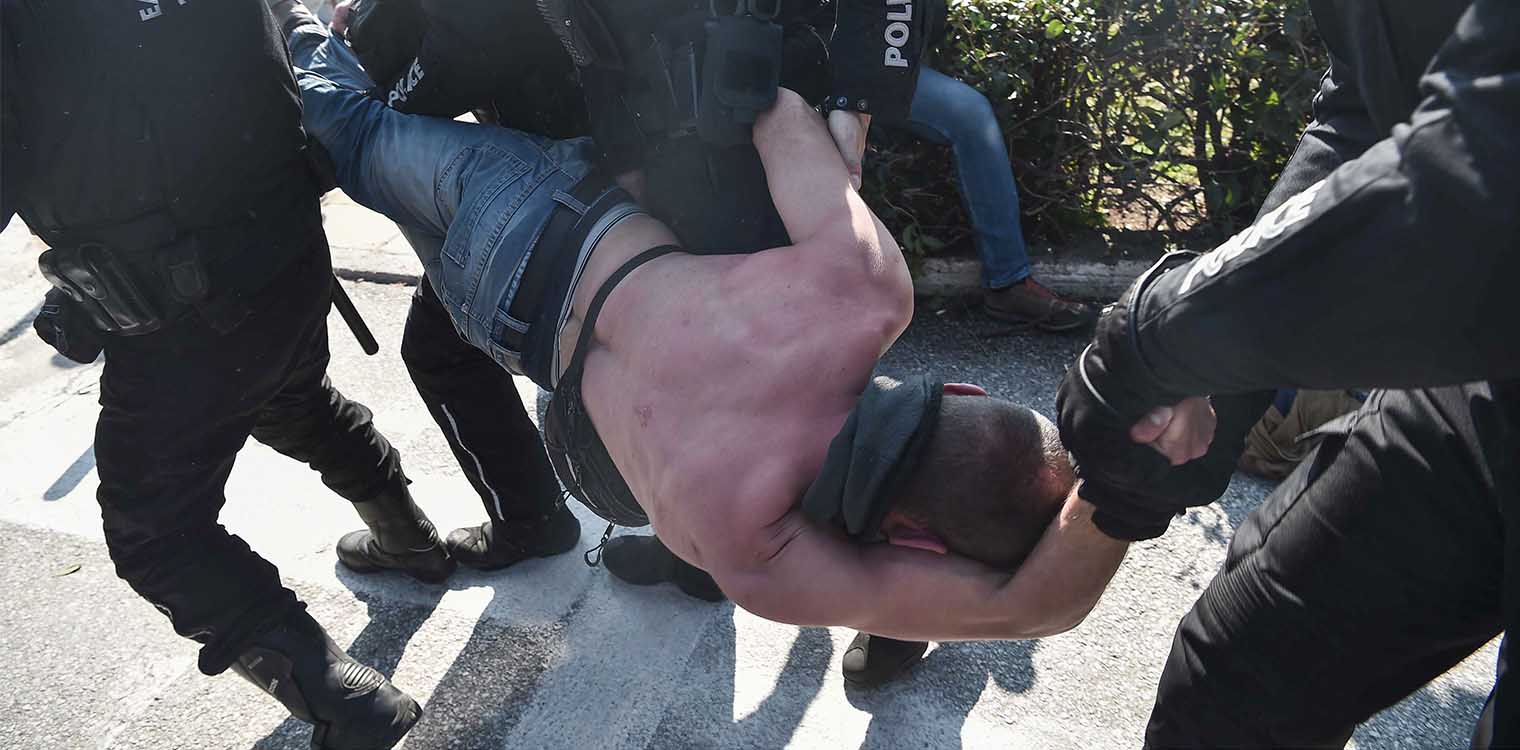 Ωμή καταστολή στο ΑΠΘ: Έσερναν και ψέκαζαν ημίγυμνο διαδηλωτή