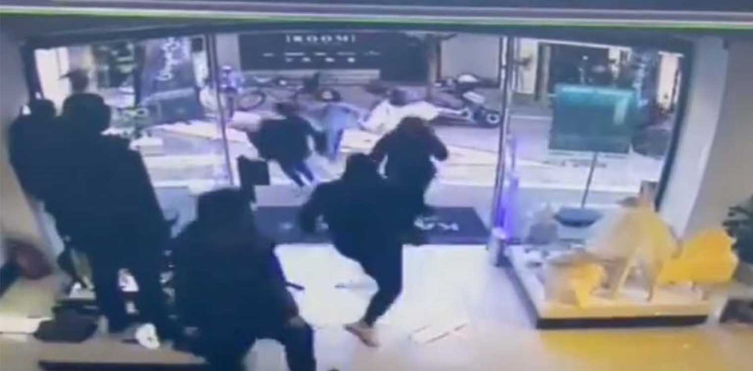 Η ώρα του σεισμού στα Τρίκαλα - Πανικόβλητος τρέχει ο κόσμος - Δείτε βίντεο