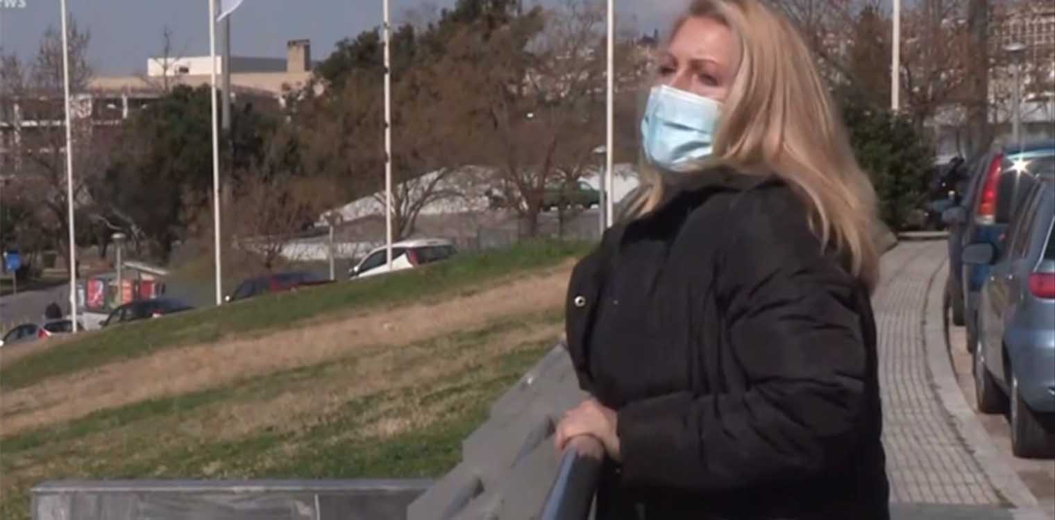 Συγκινεί η τραυματιοφορέας που νίκησε τον κορονοϊό αλλά έχασε τον πατέρα της από covid (video)
