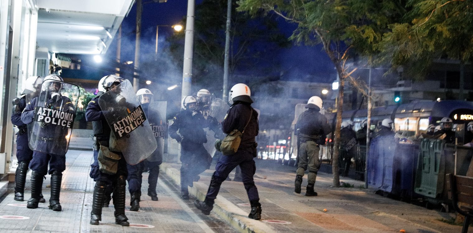 Επεισόδια στη Νέα Σμύρνη: Επεσαν χημικά και κρότου λάμψης στην πορεία