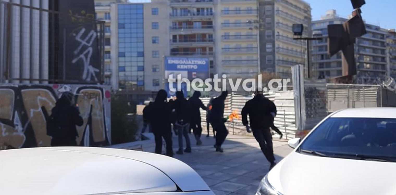 Θεσσαλονίκη: Επίθεση κουκουλοφόρων σε αστυνομικούς με μολότοφ - Δείτε βίντεο