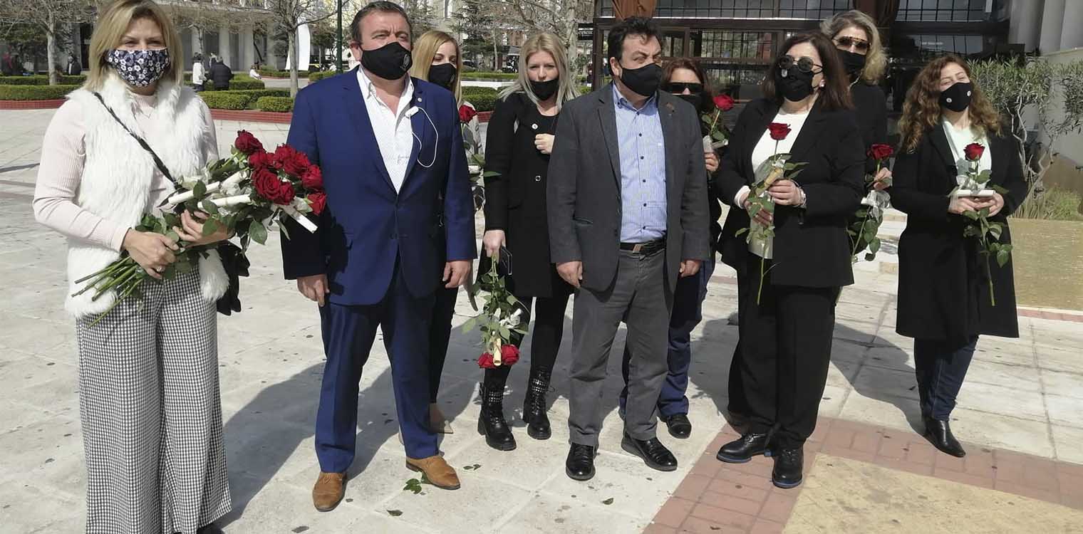 Ο Αντωνακόπουλος μοίρασε λουλούδια στις γυναίκες της πόλης