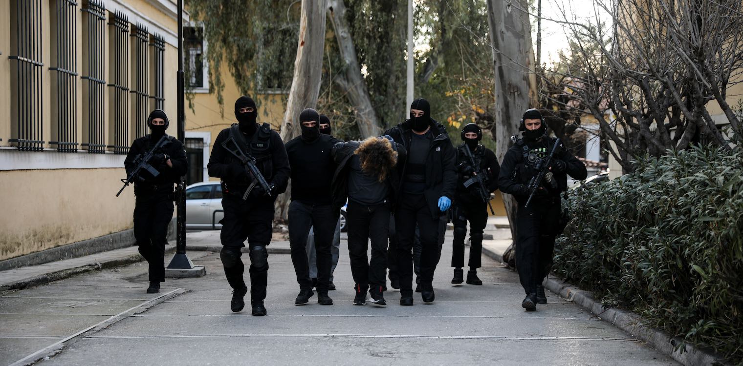 Επίθεση σε αστυνομικό στη Νέα Σμύρνη: Προφυλακιστέος και τρίτος κατηγορούμενος