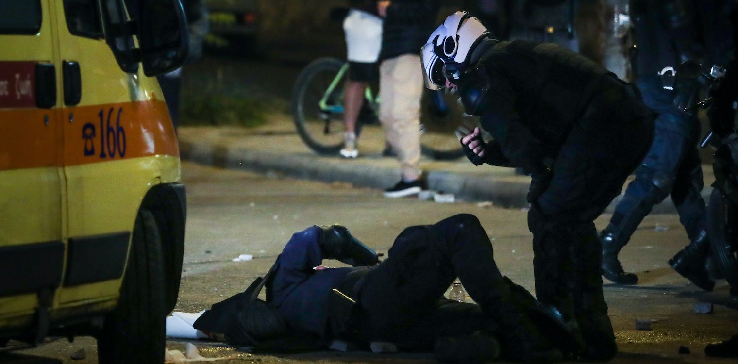 Τα κόμματα της αντιπολίτευσης καταδικάζουν την επίθεση σε αστυνομικό