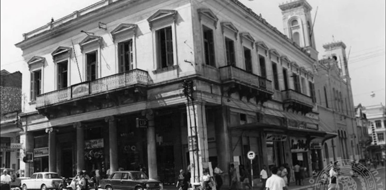 Αυτό το μέγαρο παραμένει ίδιο κι απαράλλακτο στην Πάτρα από το 1903!