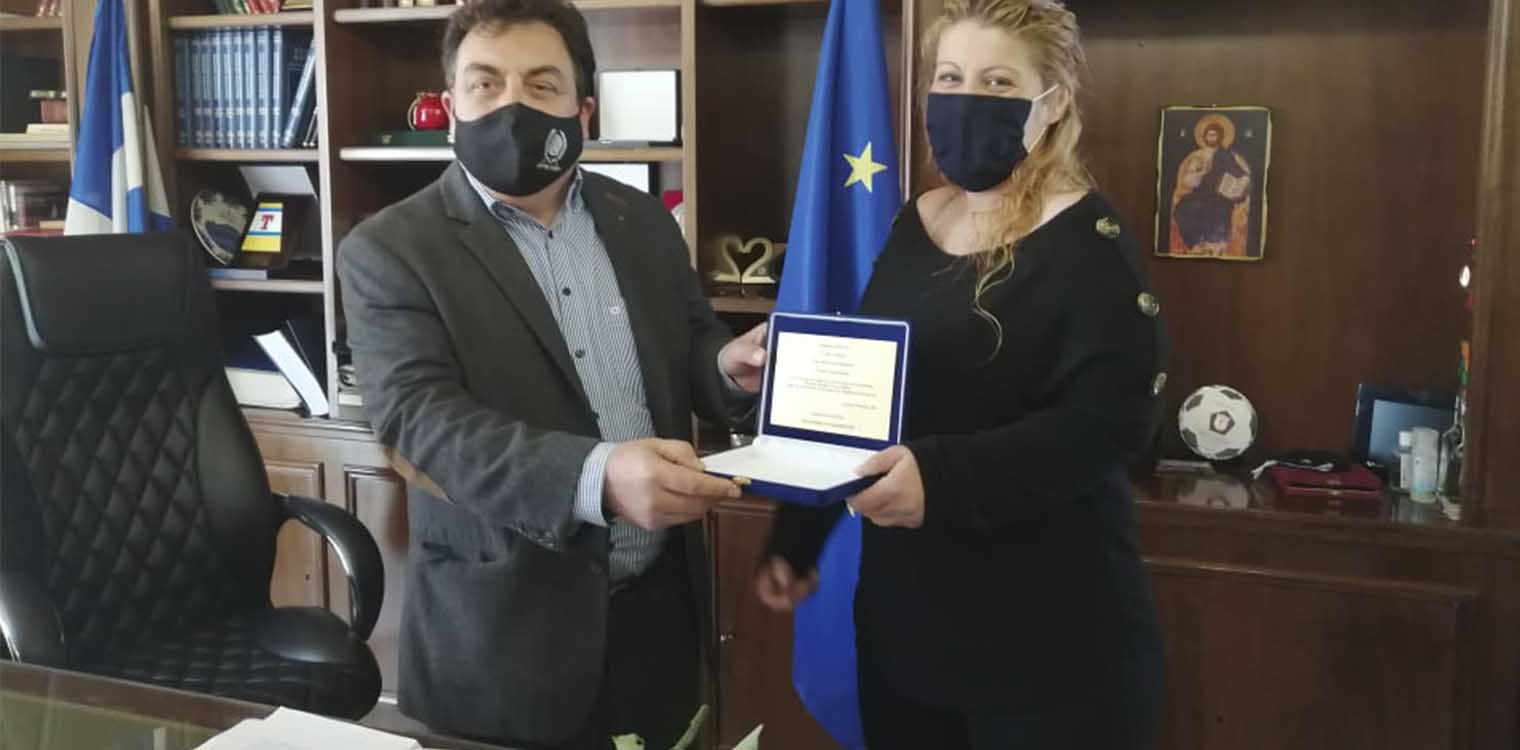 Ο Αντωνακόπουλος τίμησε την εκπαιδευτικό Έλενα Αναστασίου