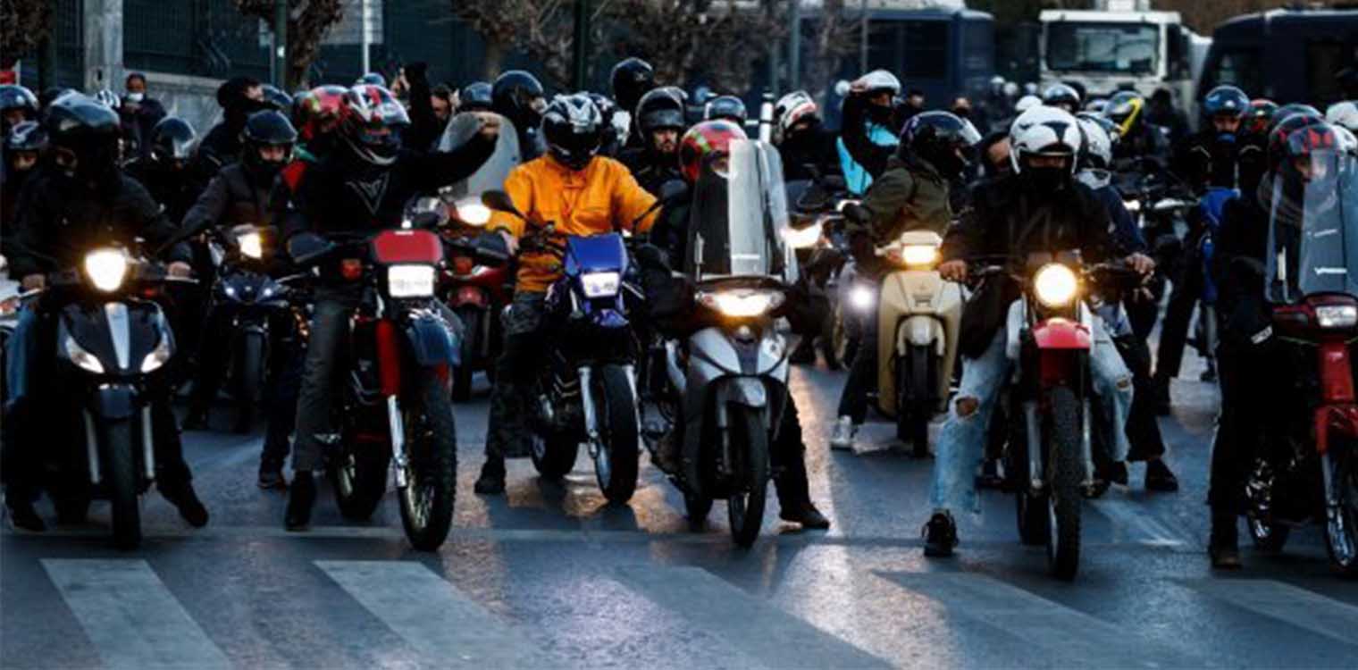 Τροχαίο στη Βουλή: Μοτοπορεία και λουλούδια για τον 23χρονο Ιάσονα