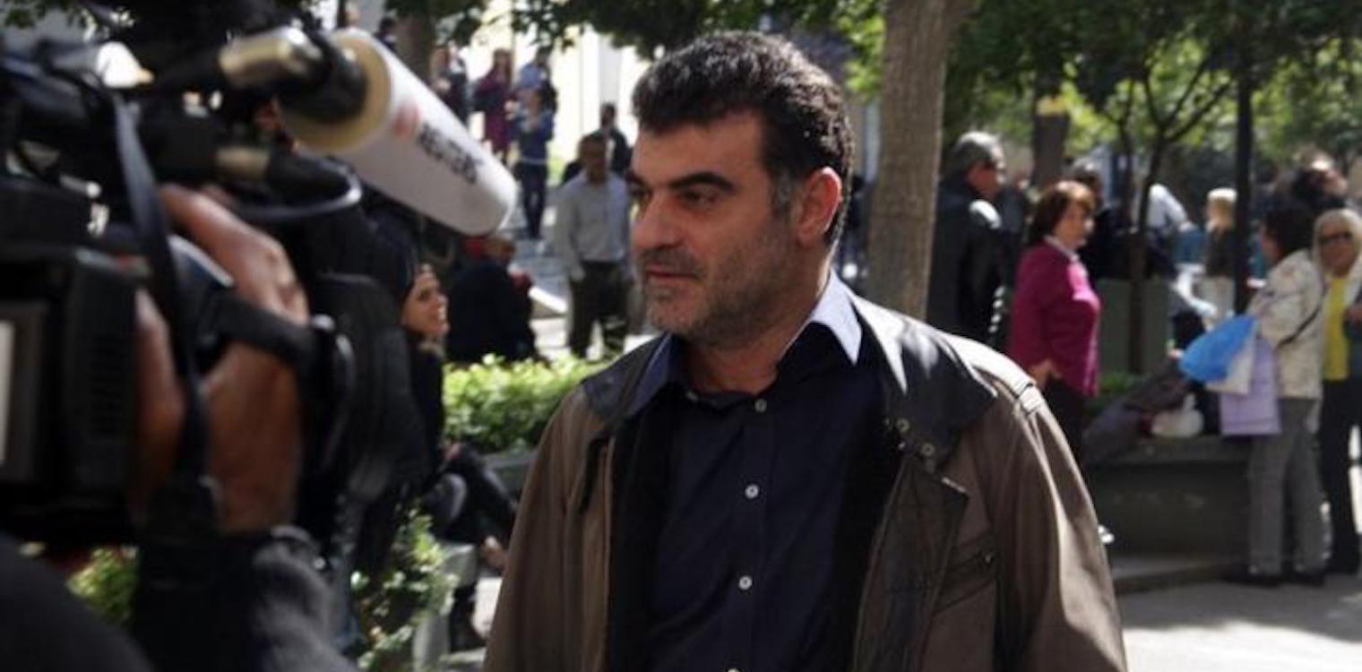 Ψάχνουν να συλλάβουν τον Κώστα Βαξεβάνη «διότι δεν συνεμορφώθη»