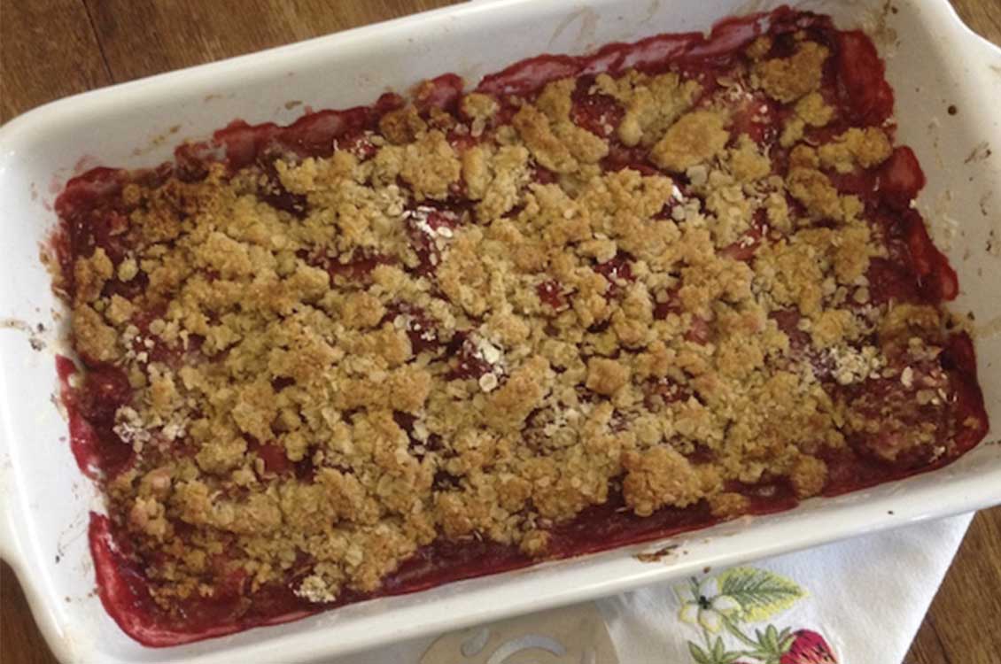 Crumble με νιφάδες βρώμης και φράουλες