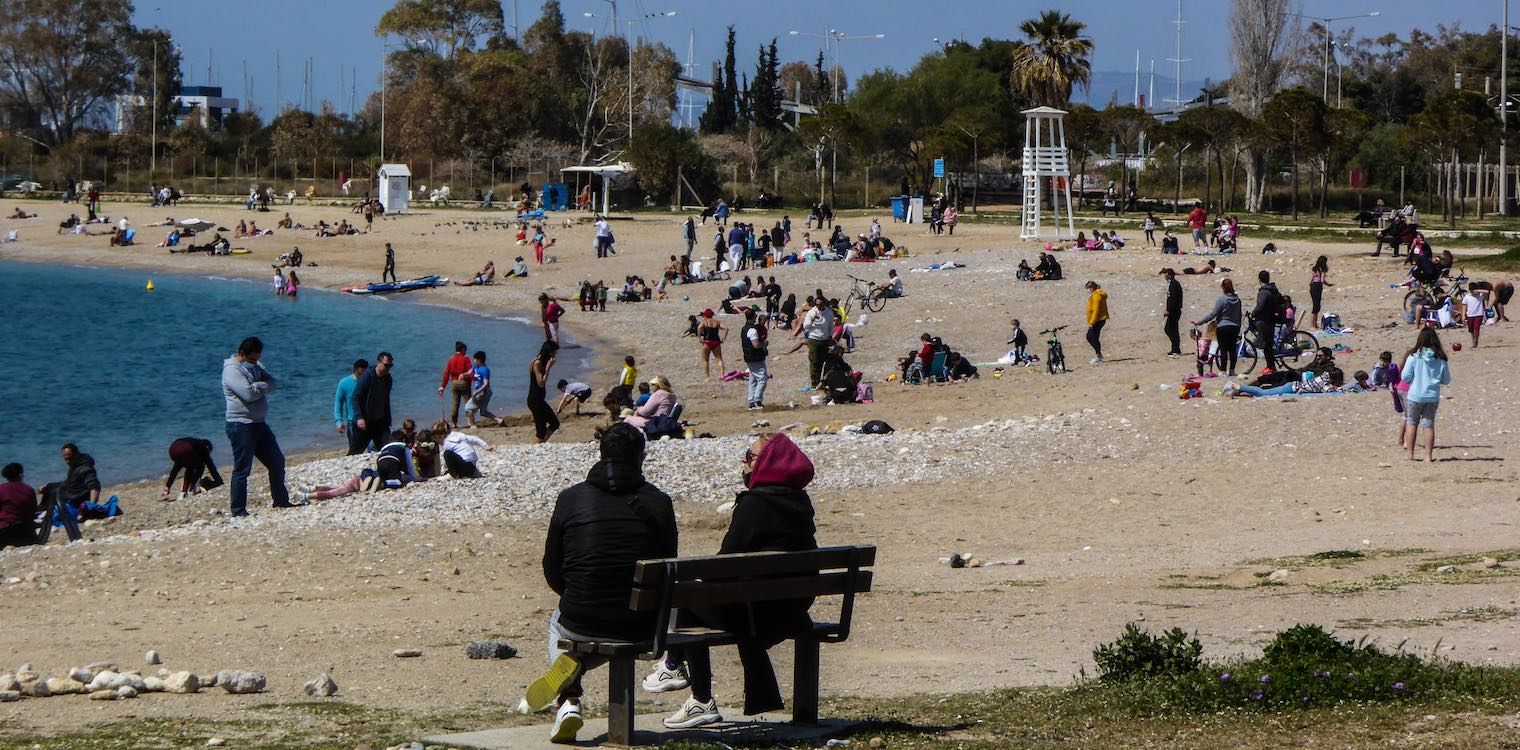 Κορονοϊός: «Πλημμύρα» σε παραλίες, πάρκα από τη μία κι αναμονή για κρεβάτι ΜΕΘ από την άλλη
