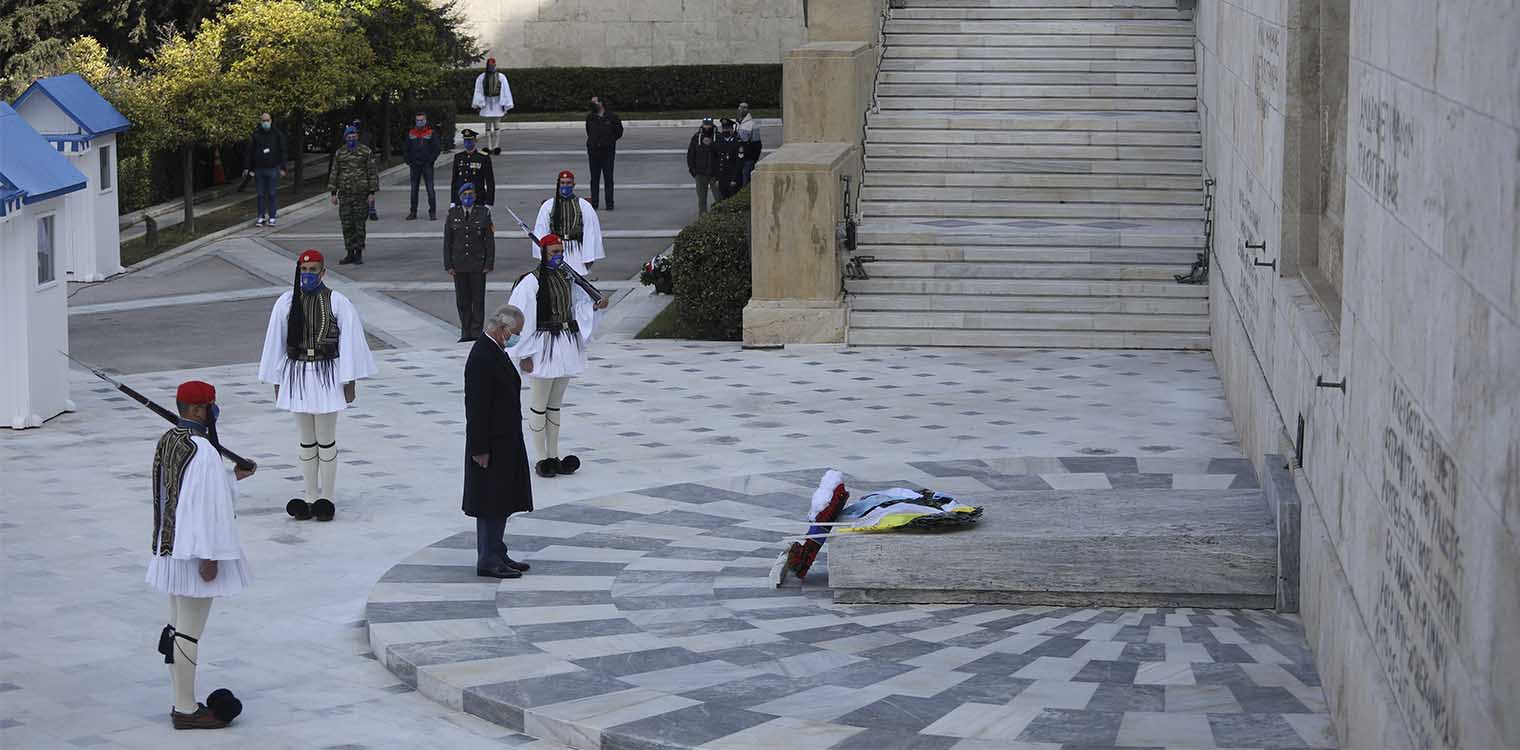 200 χρόνια από την Ελληνική Επανάσταση: Δάκρυσε ο πρίγκιπας Κάρολος στην κατάθεση στεφάνων