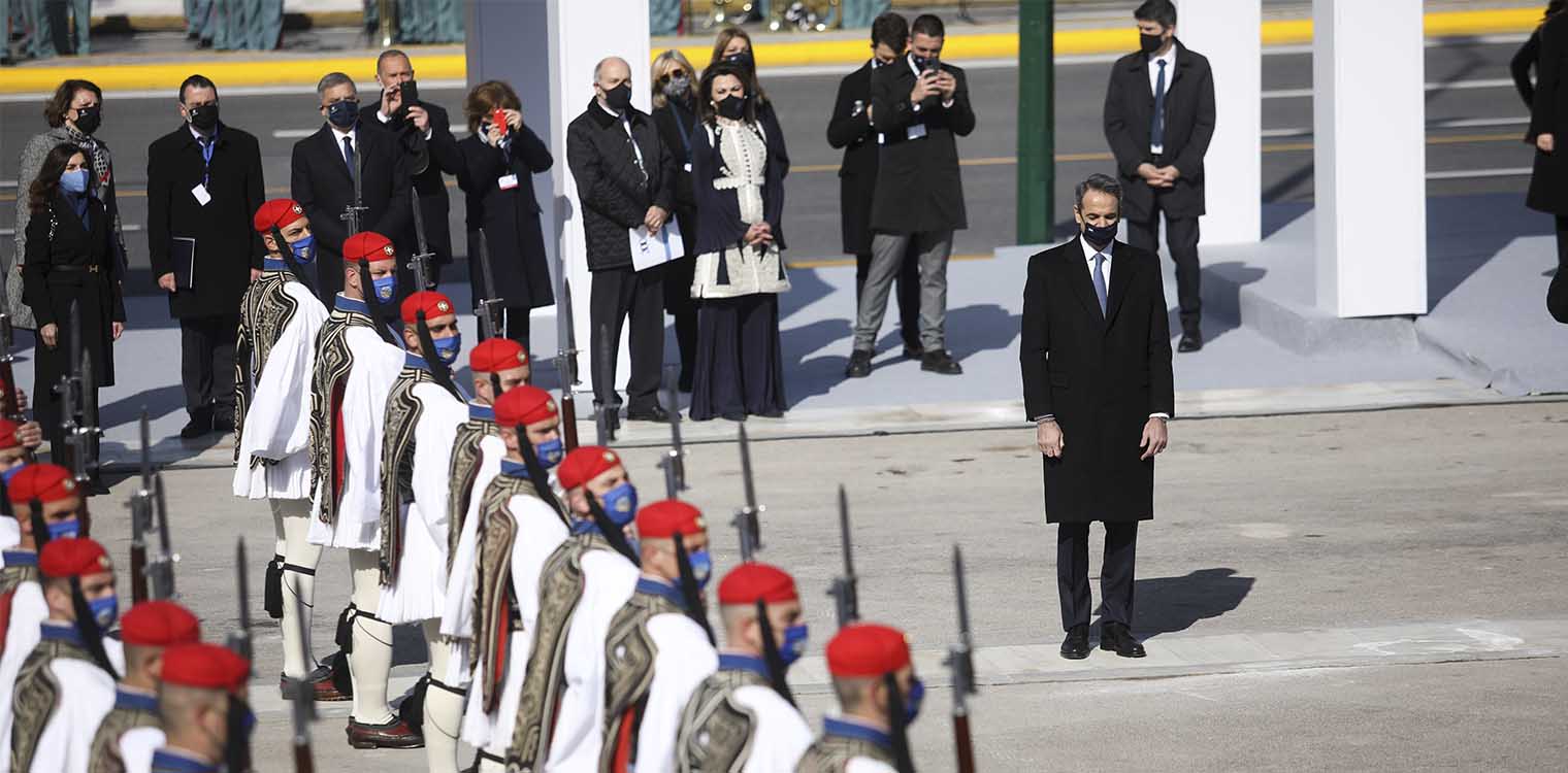 Με συγκίνηση και εθνική υπερηφάνεια η κατάθεση στεφάνων στο Σύνταγμα