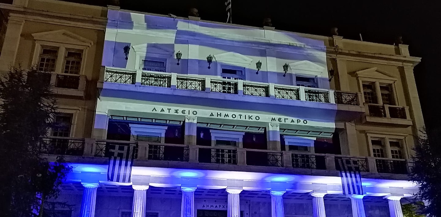 Πύργος: Στα γαλανόλευκα το Δημαρχείο της πόλης