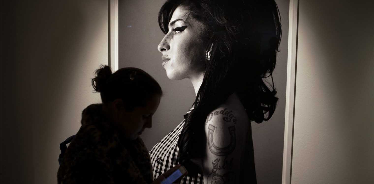 Amy Winehouse: 10 Years On»: Νέο ντοκιμαντέρ για την Έιμι Γουαϊνχάουζ θα κάνει πρεμιέρα τον Ιούλιο στο BBC Two