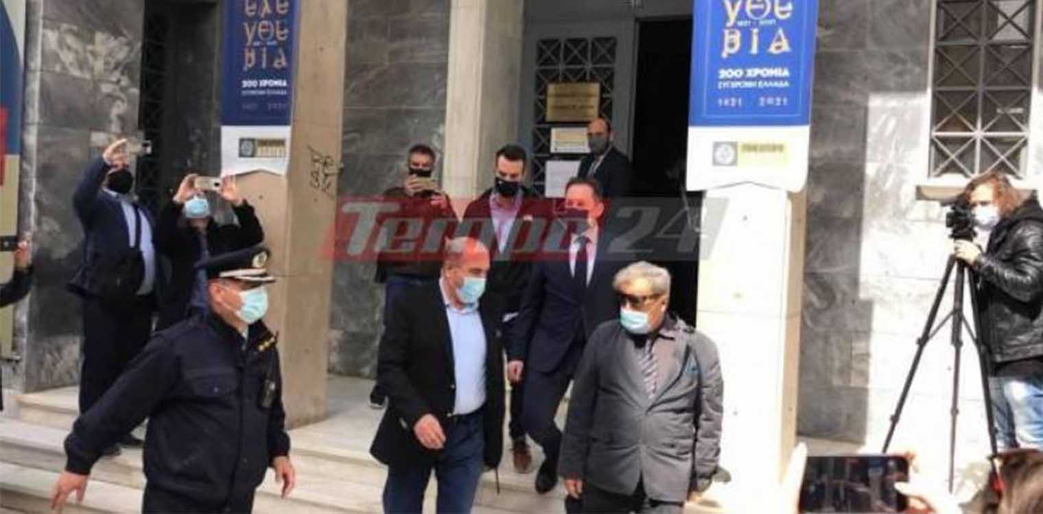 Πέτσας στην Πάτρα: "Έπεσαν" νερά και καφέδες έξω από το Επιμελητήριο - Διαμαρτυρία από εμπόρους