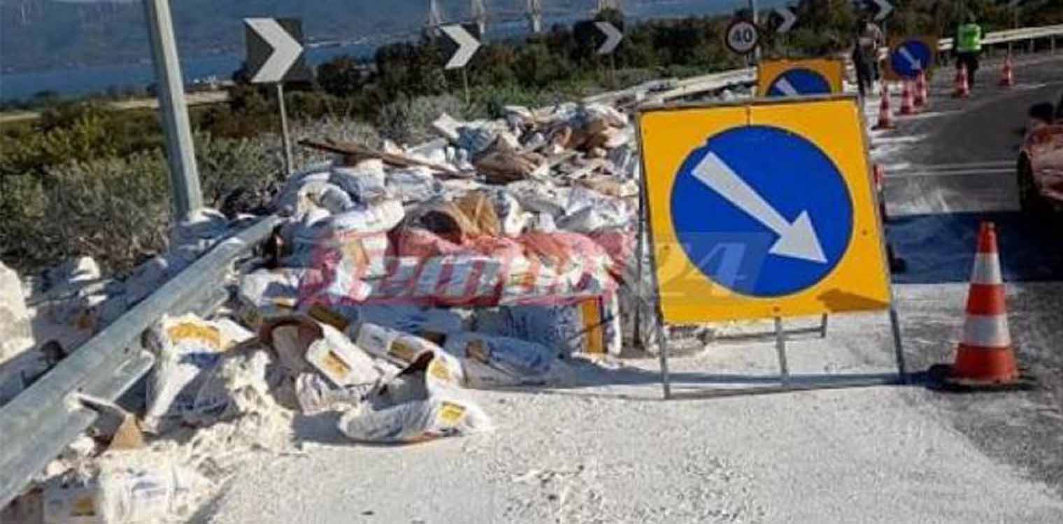 Πάτρα: Ατύχημα με νταλίκα στην Περιμετρική - Γέμισε αλεύρι ο δρόμος (photos)
