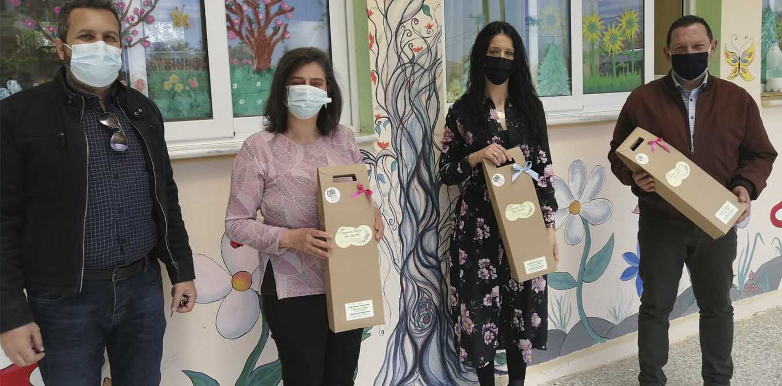 Ο Δήμος Πύργου και το ΚΔΠΑμεΑ «Ηλίανθος» δώρισαν πασχαλινές λαμπάδες σε όλα τα παιδιά των Ειδικών σχολείων