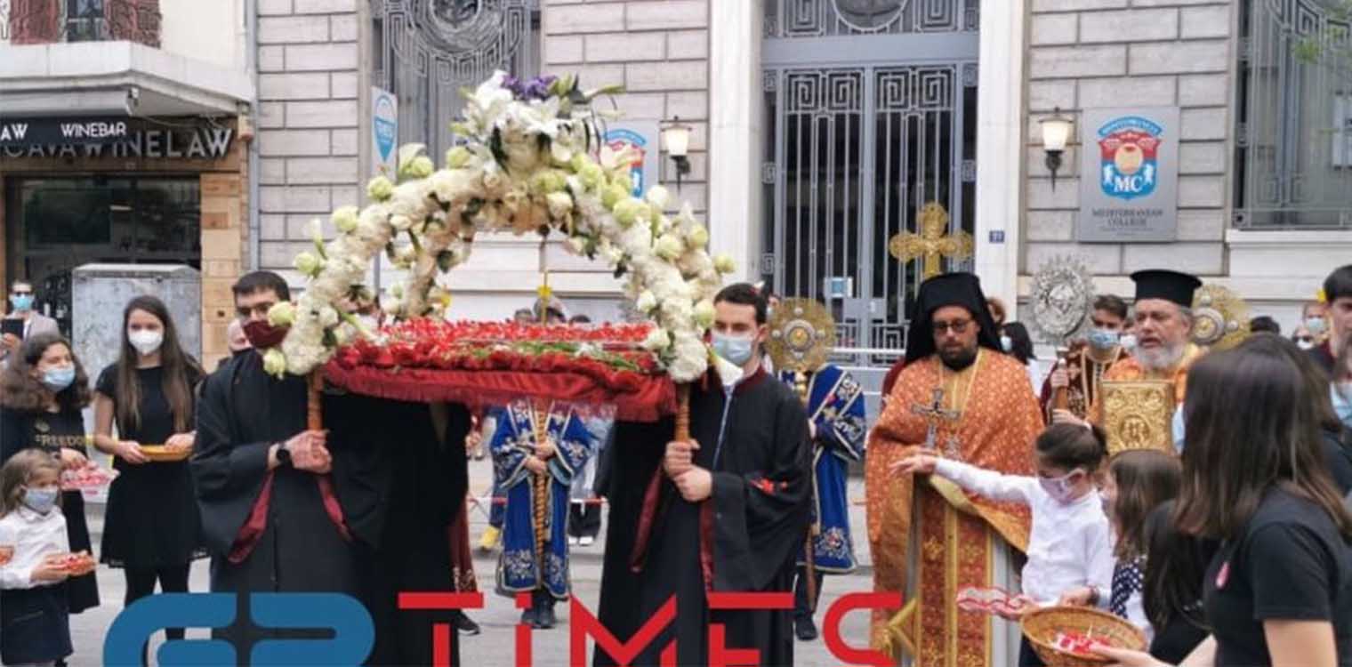 Θεσσαλονίκη: Πέντε λεπτά κράτησε η περιφορά του Επιταφίου στον Ναό Αγίου Μηνά (photos)