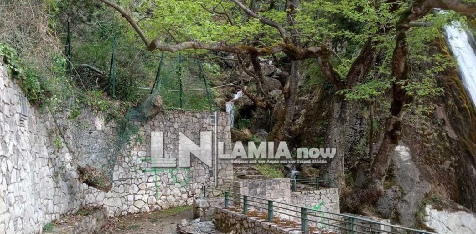 Φθιώτιδα: Μεγάλοι βράχοι έπεσαν δίπλα στον καταρράκτη της Υπάτης