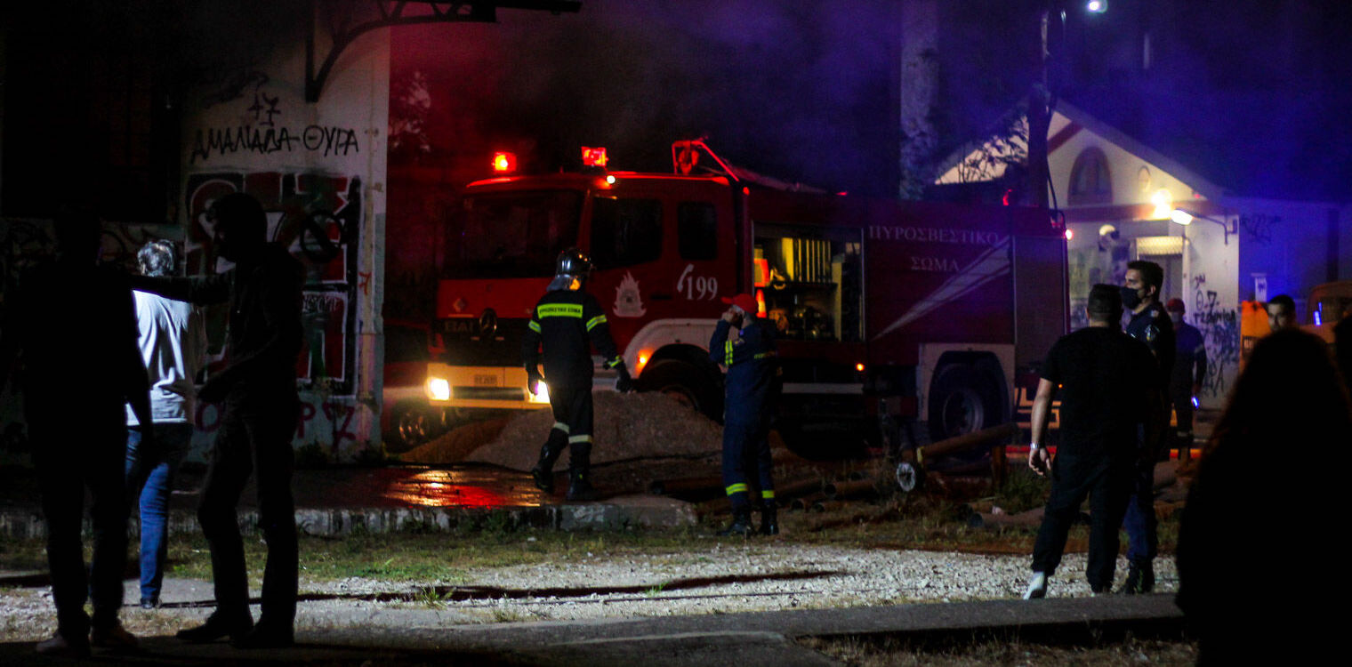 Αμαλιάδα: Πυρκαγιά από κροτίδες σε παλιές εγκαταστάσεις του ΟΣΕ