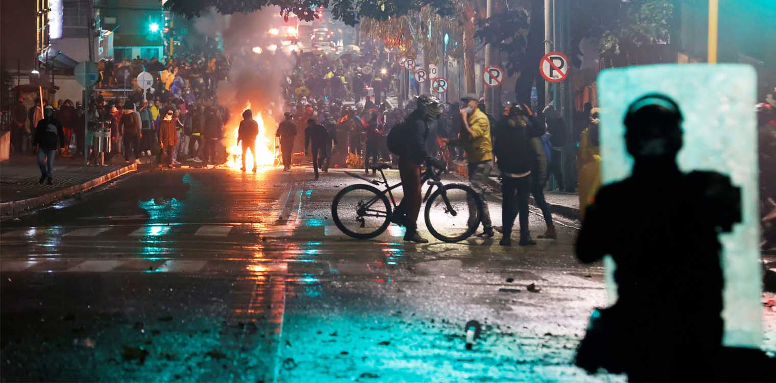 Κολομβία: Έπειτα από πολυήμερες μαζικές και αιματηρές διαδηλώσεις, ο πρόεδρος αποσύρει αμφιλεγόμενο φορολογικό νομοσχέδιο