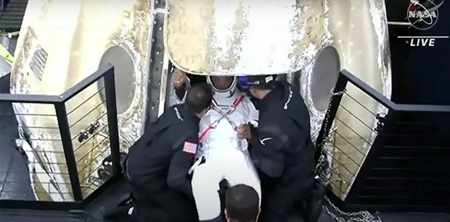 Στη Γη επέστρεψε η διαστημική κάψουλα της SpaceX με τέσσερις αστροναύτες