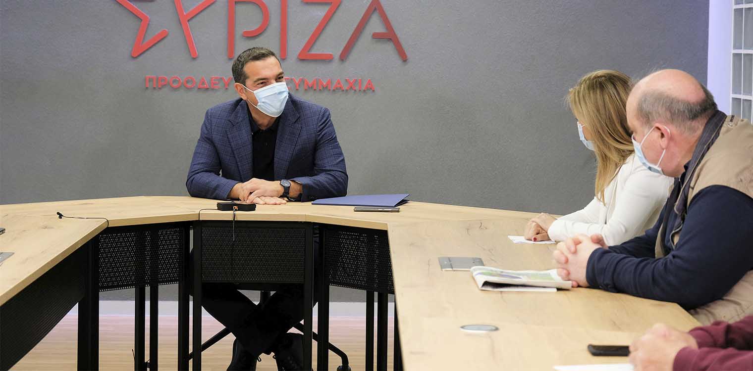 Τσίπρας με ΔΟΕ: Ανοίγουν τα σχολεία όπως έκλεισαν με όπλο τα self test