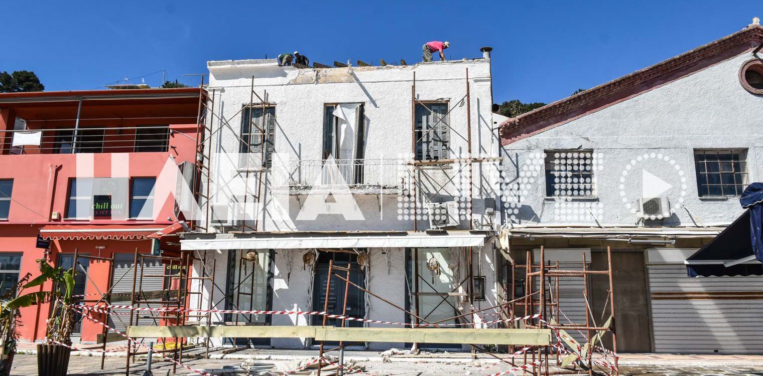 Κατάκολο: Κατέρρευσε τμήμα πρόσοψης κτιρίου