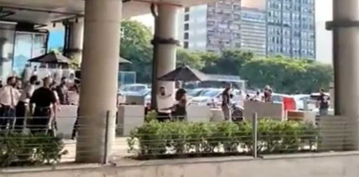 Ξύλο σε εστιατόριο για τον λογαριασμό: Σερβιτόρος «ξάπλωσε» πελάτη (video)
