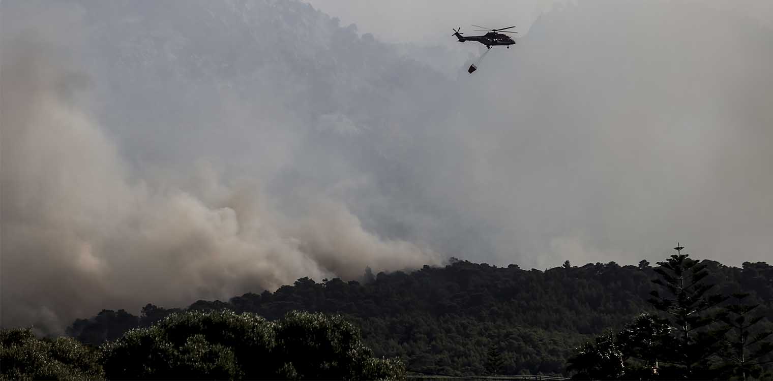 Φωτιά στον Σχίνο Κορινθίας: Ερχεται δύσκολη νύχτα - Στα 7, 8 μποφόρ οι άνεμοι