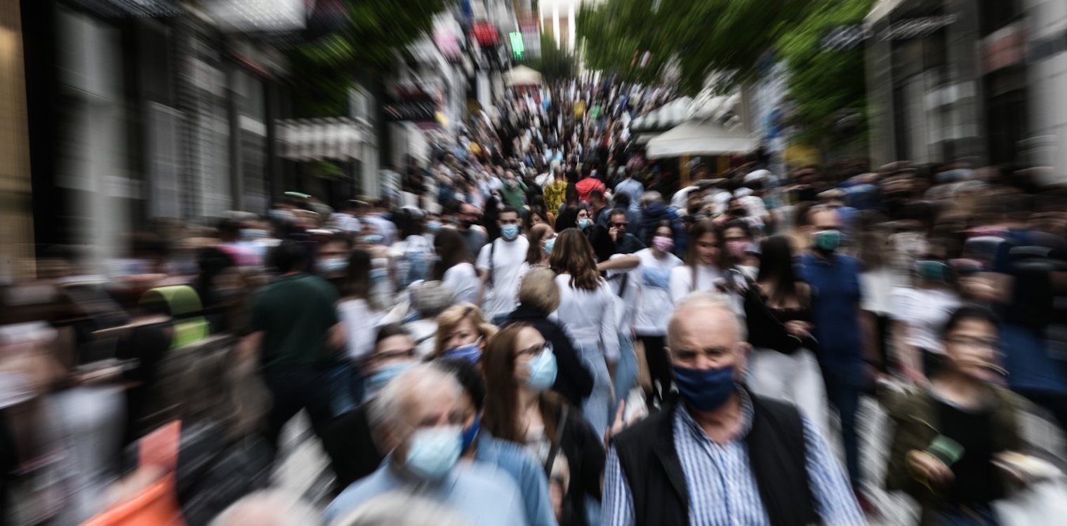 Βούλιαξε από κόσμο η Ερμού - Βόλτα στα ανοιχτά καταστήματα
