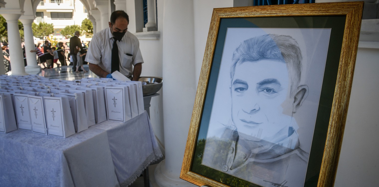 Θλίψη και συγκίνηση στο μνημόσυνο του Γιώργου Καραϊβάζ