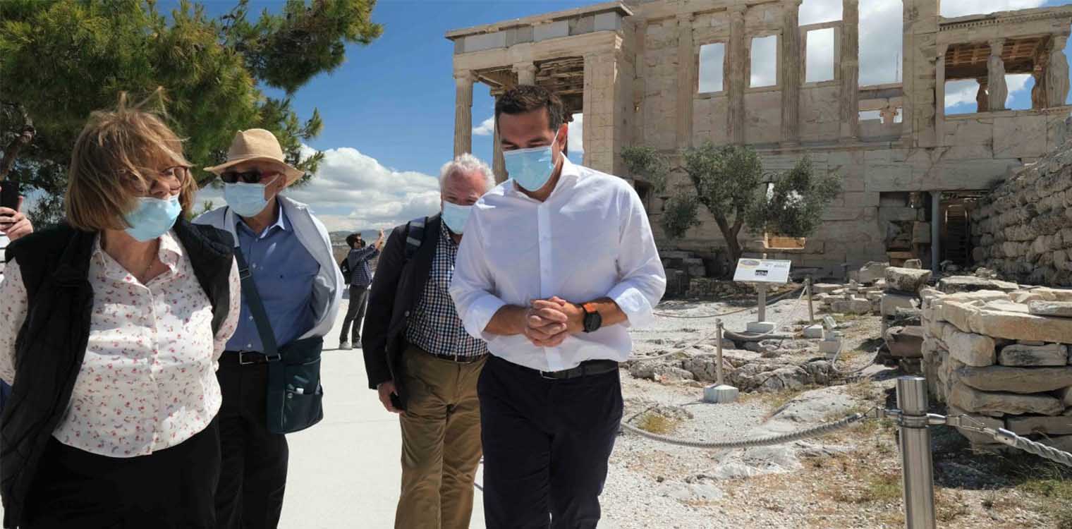 Τσίπρας στην Ακρόπολη: Σταματήστε να κακοποιείτε την πολιτιστική μας κληρονομιά